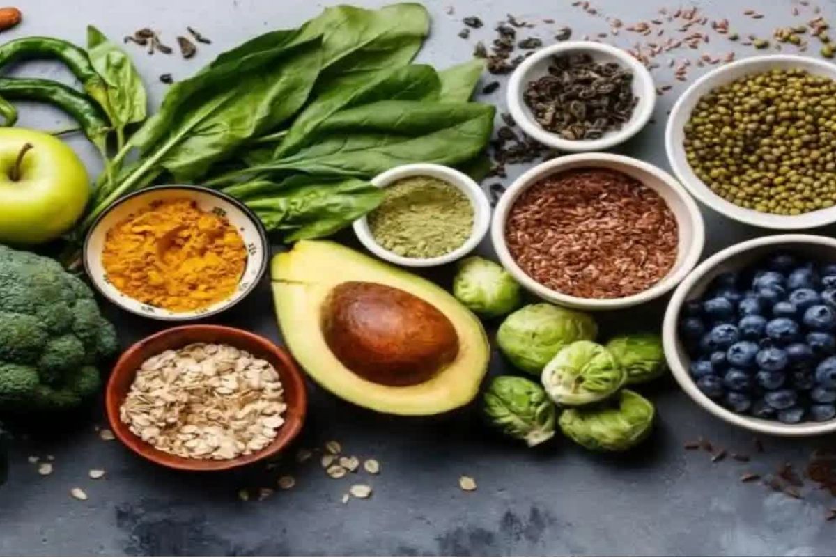 প্রতিদিনের খাবারে পর্যাপ্ত ফল ও সবজি রাখুন। এতে প্রয়োজনীয় ফাইবার পাওয়া যায়, যা হজমে সাহায্য করে।
